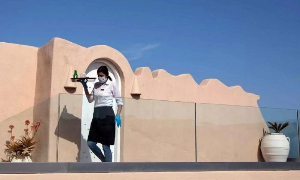 "Πάτωσε" ο τουρισμός με πτώση 94% στη διαμονή και 59% στην εστίαση